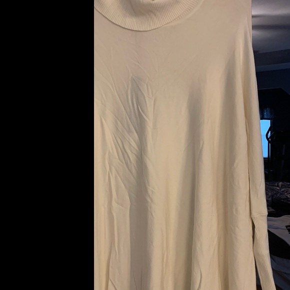 New with tags! Cream sweater with turtle neck and accent buttons on sleeve! 1x - Picture 5 of 6